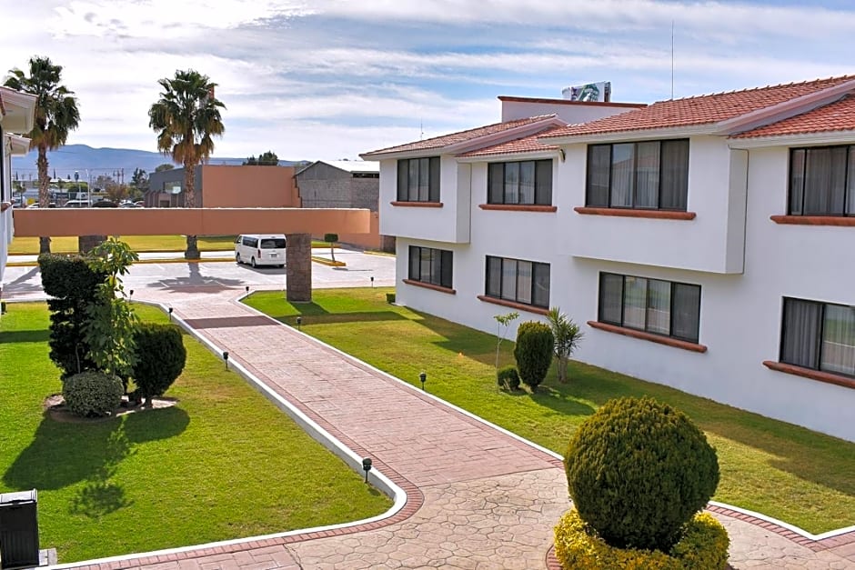 La Posada Hotel y Suites