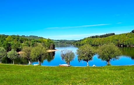 Les Tables Aux Vaches - Maison d'Hôtes - Confort, calme et détente au bord du lac de la Raviège