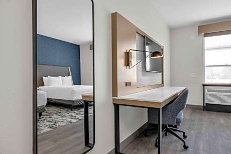 Queen Room with Tow Queen Beds, Mobility Access and Bathtub with Grab Bars, Non-Smoking