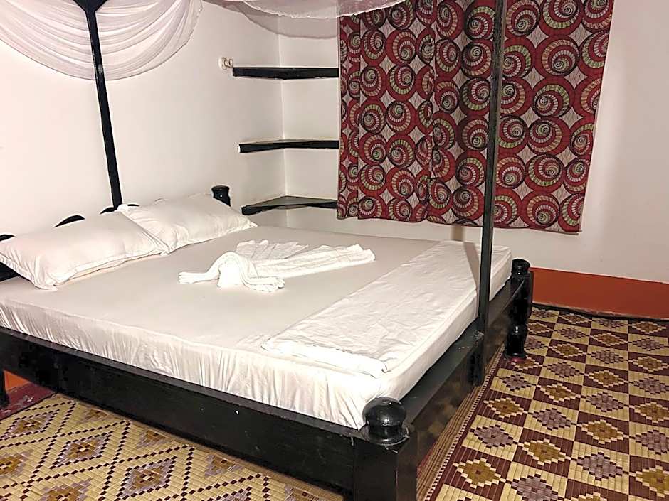 Tropinest bungalows & hostel