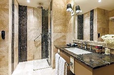 1 King Bed, Suite, Sea View