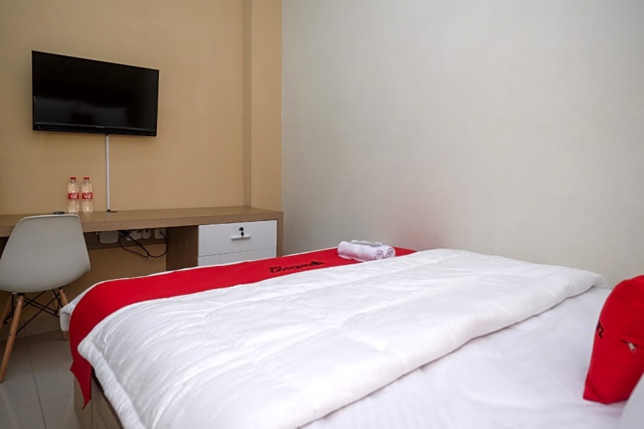 RedDoorz Plus near UMS Solo 2