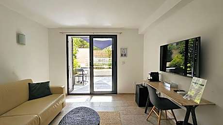 Comfort Queen Room with Sofa Bed - Non-Smoking/Garden Level