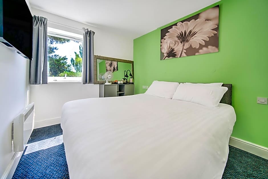 GO2 Gloucester Hotel by OYO