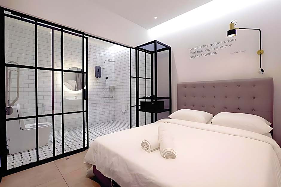 Z Hotel Ara Damansara, LRT, Mall, Airport