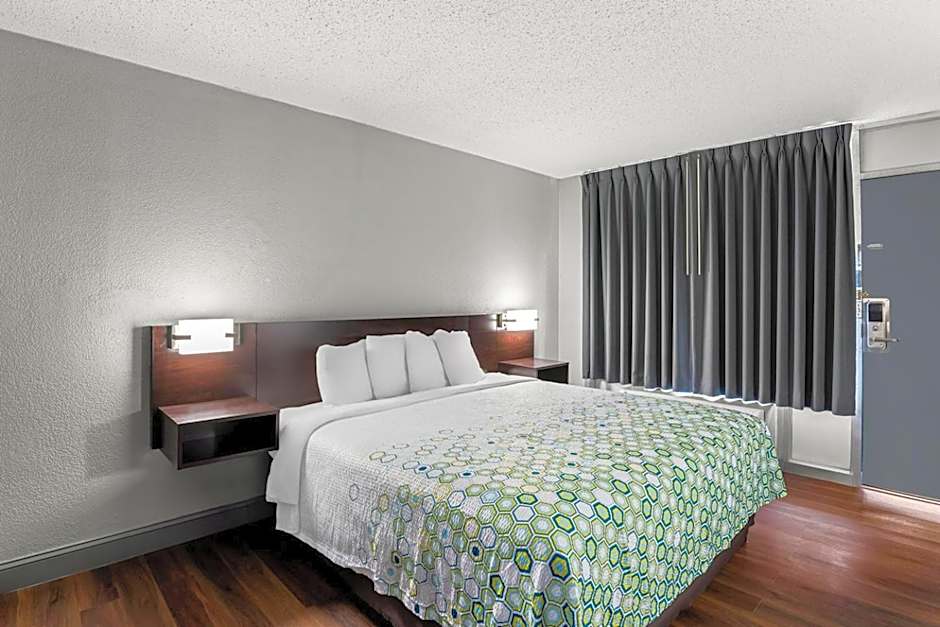 HomeTowne Studios by Red Roof Richmond - Airport Sandston