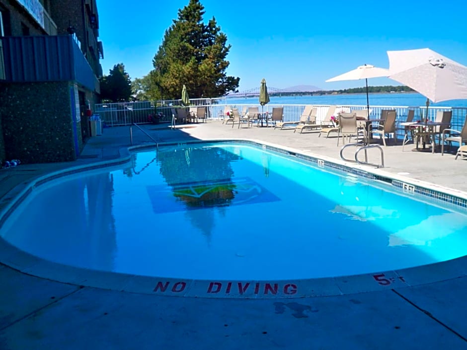Clover Island Inn