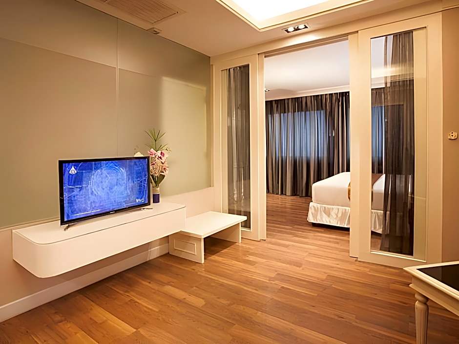 Summit Pavilion Hotel