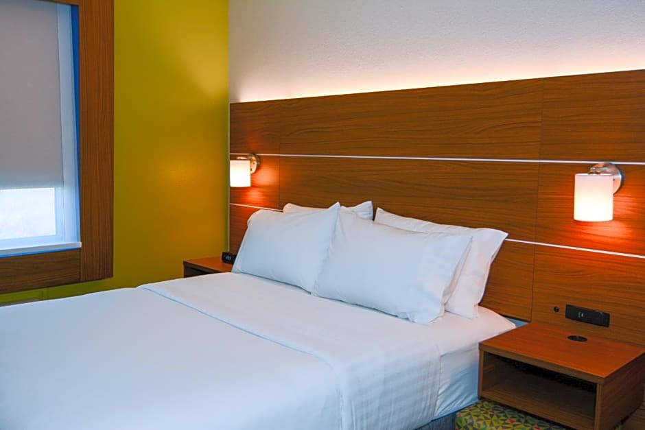 Holiday Inn Express Hotel & Suites New Boston, an IHG Hotel