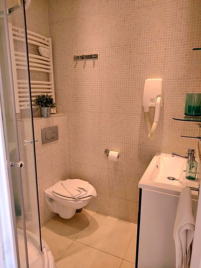 Le Village Montmartre by Hiphophostels