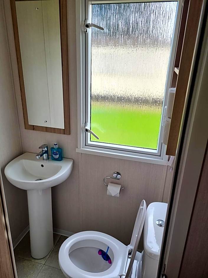 Modern Family Caravan with WiFi at Valley Farm, Clacton-on-Sea