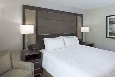 1 King Mobility Access With Tub Nonsmoking