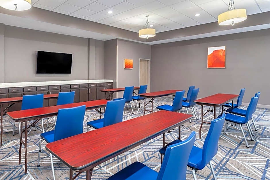 Holiday Inn Express & Suites Memphis Arpt Elvis Presley Blv By IHG