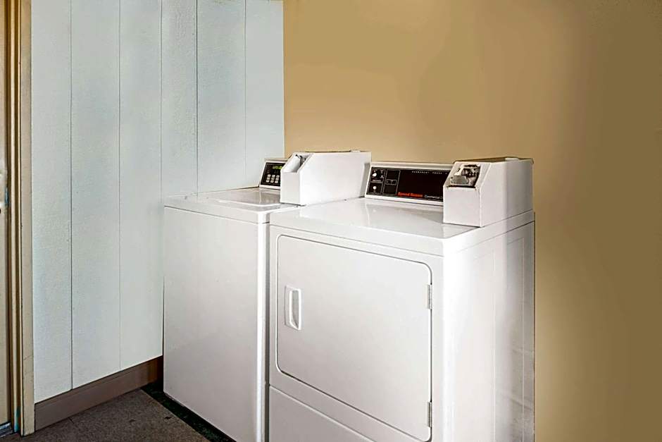 La Quinta Inn & Suites by Wyndham Mid-City