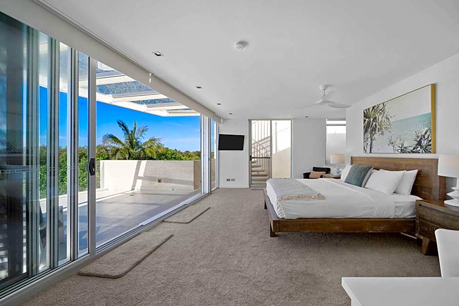 Absolute Beachfront Marcoola - Private Pool - Private Spa Bath - Games