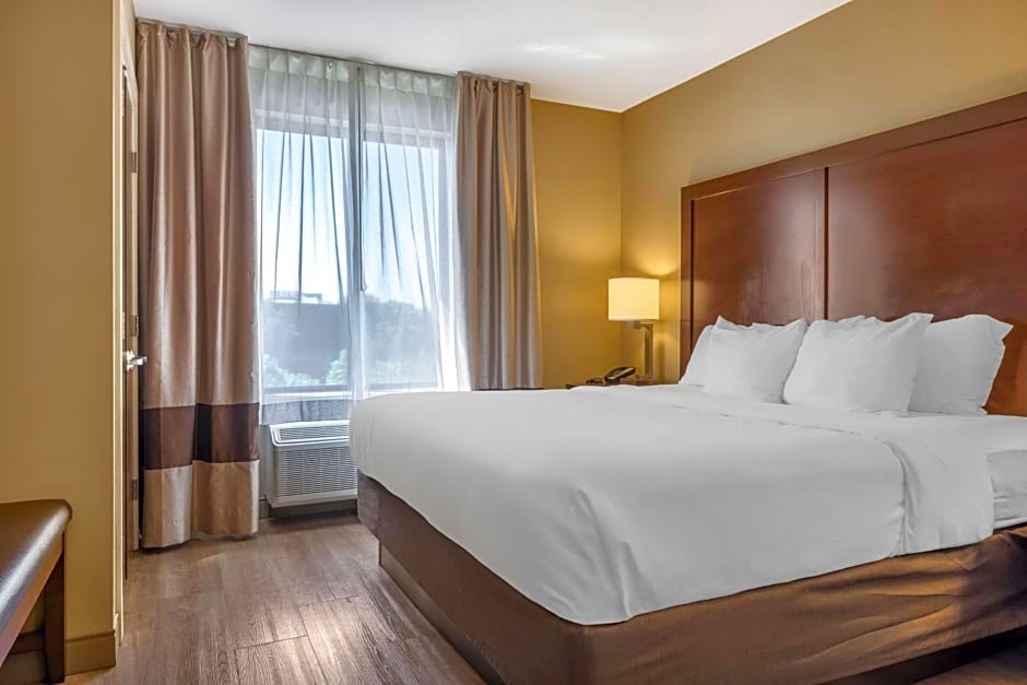 Comfort Inn & Suites At CrossPlex Village