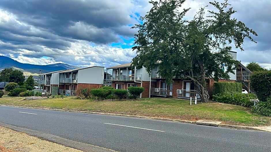 Mountain Creek Motel Bar & Restaurant