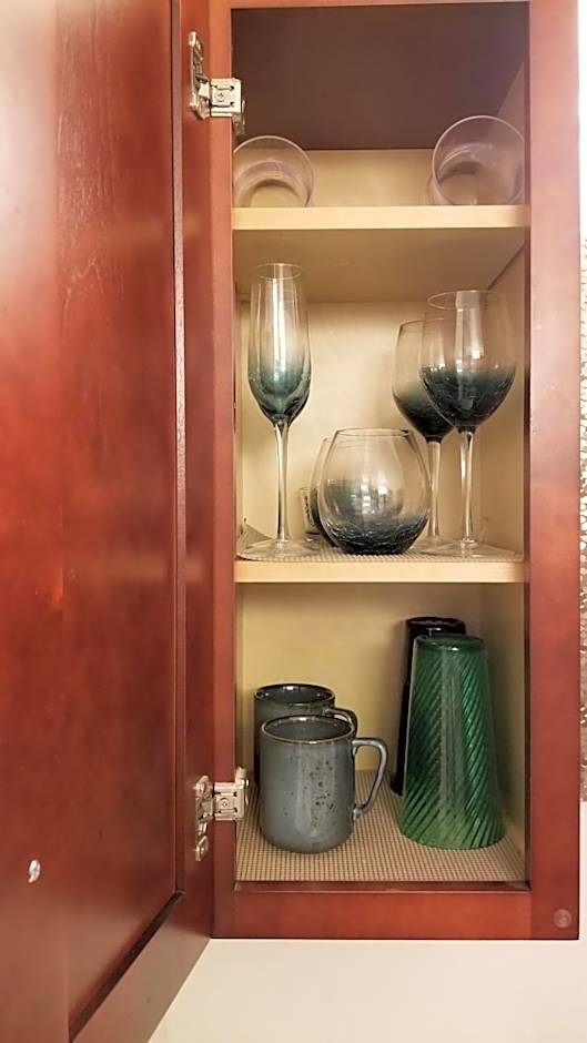 Kona Islander Inn - Prime Downtown Location with Hot Tub, Pool & Beach