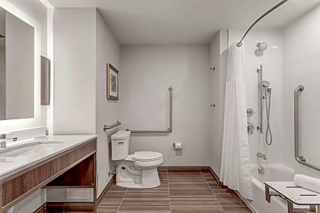 2 Queens Premium W/In-Room Drinks-Snacks