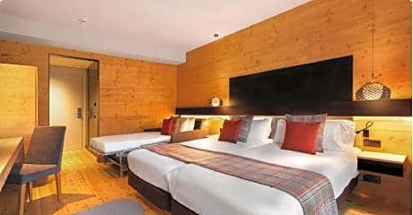 DELUXE VIEW SKI SLOPES (2 ADULTS + 2 BABY)