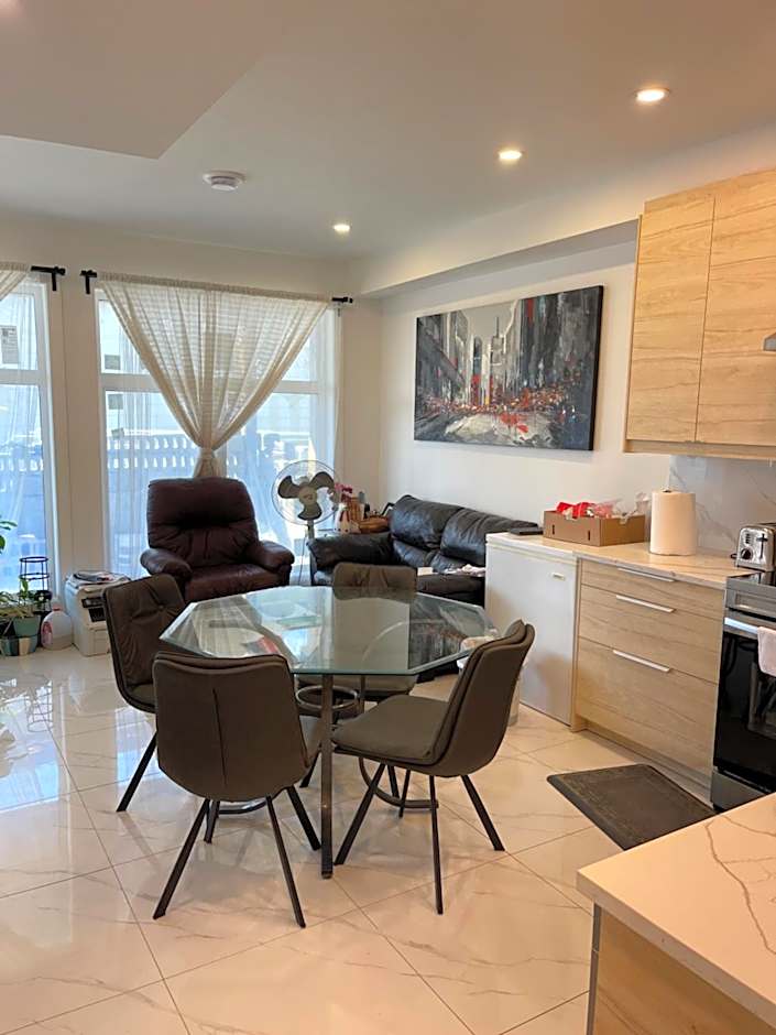 New Luxury Walkout Suite Near University-BY ROOM