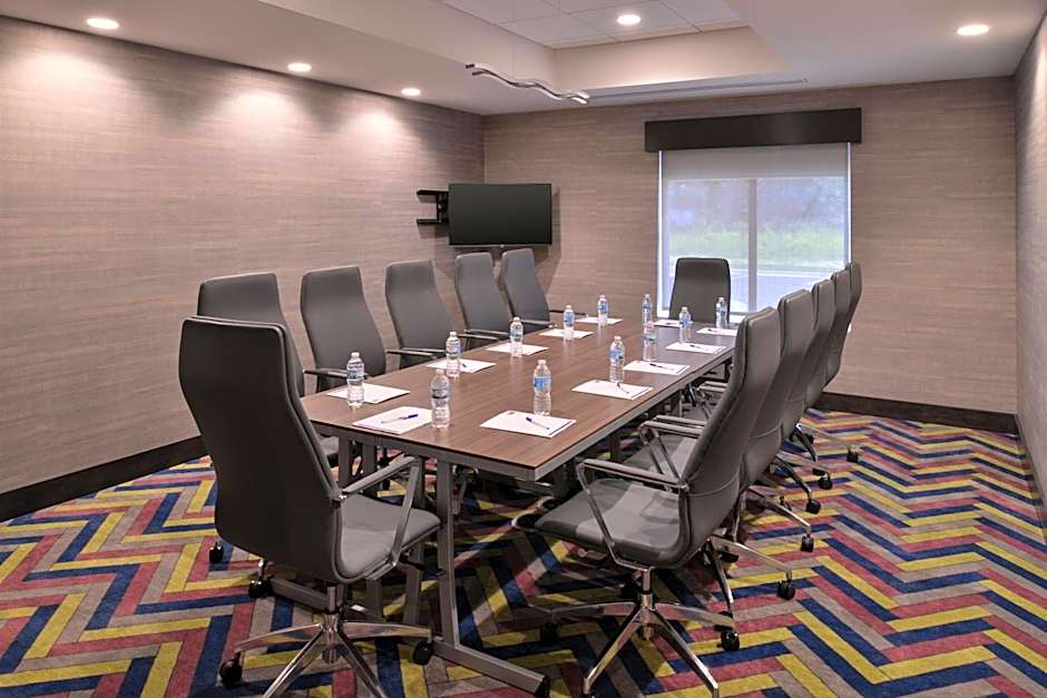 Holiday Inn Express & Suites Bryant West By IHG