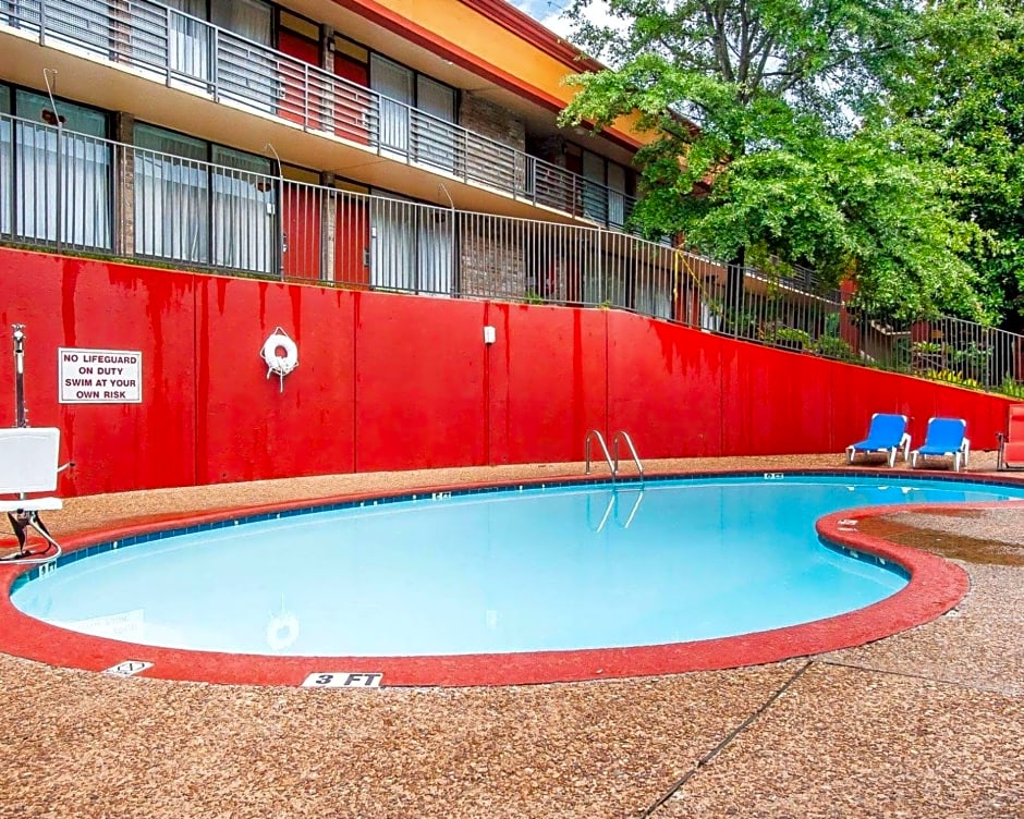 Clarion Inn & Suites University Center – Auburn, AL