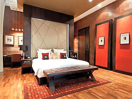 VIE PENTHOUSE SUITE 2, Piano Club Privilege, 1 King Bed, Separate Living Room