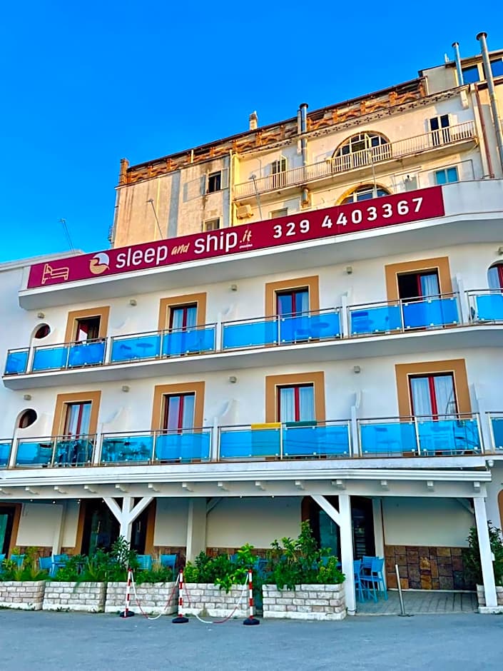 B&B Marina Sleep And Ship