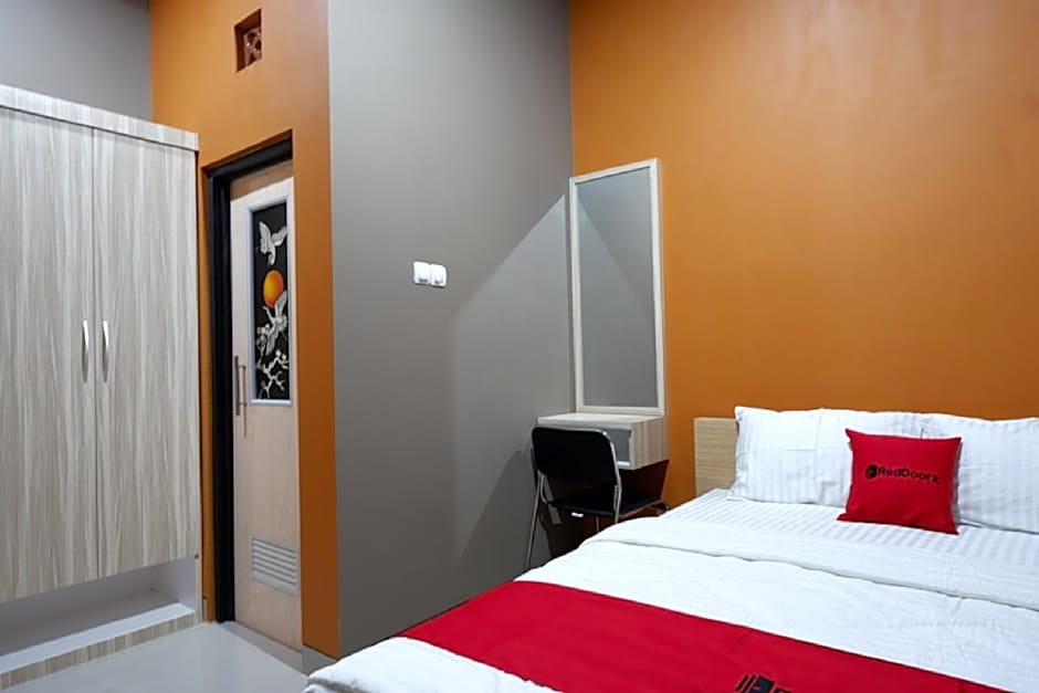 RedDoorz Syariah near Stasiun Tegal