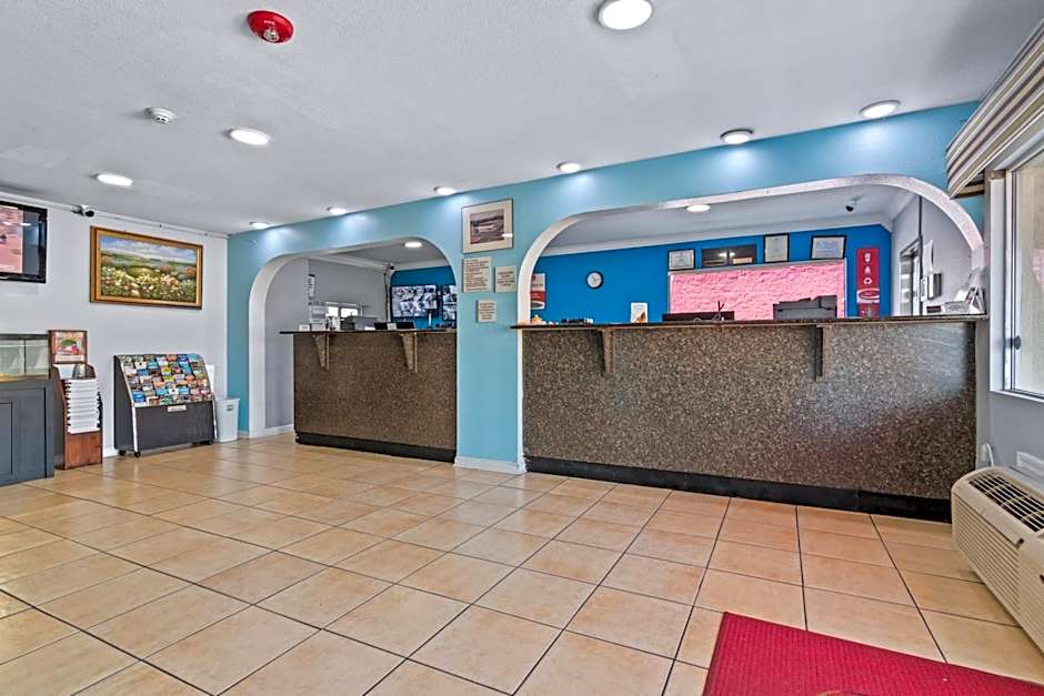 Econo Lodge Inn & Suites I-64 & Us 13