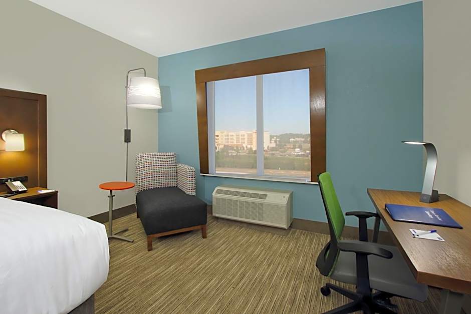 Holiday Inn Express & Suites Columbus North by IHG