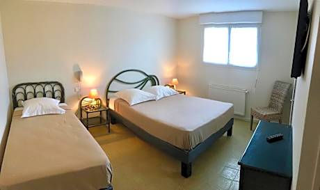 Economy Triple Room between Garden Level and Basement