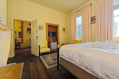 Queen Room with Shared Bathroom