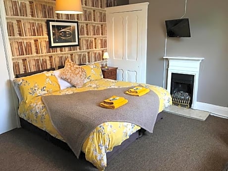 Double or Twin-Deluxe-Ensuite with Bath