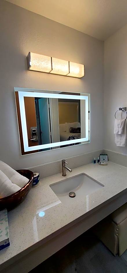 Dragonfly Inn & Suites