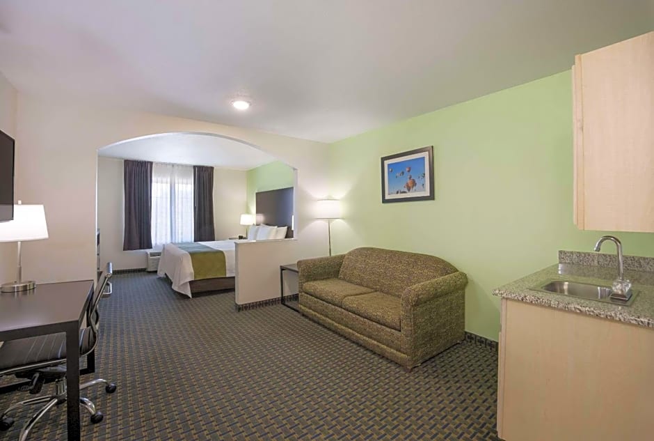 Quality Inn & Suites Clayton, NM