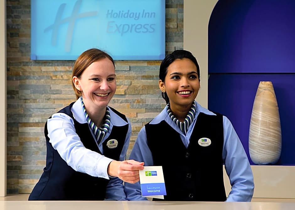 View 7 Holiday Inn Express Uniforms aboutsailpics