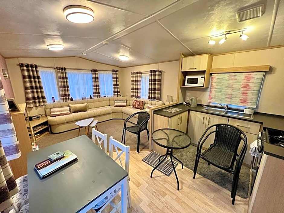 2 Bedroom Lakeview Lodge - Ensuite & Balcony Deck