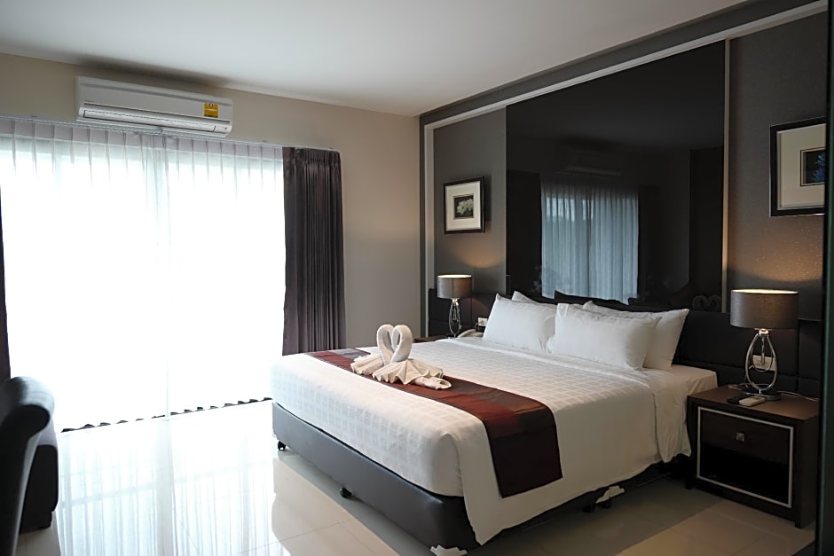 Photo 1 of 4 of Deluxe 1 King Bed