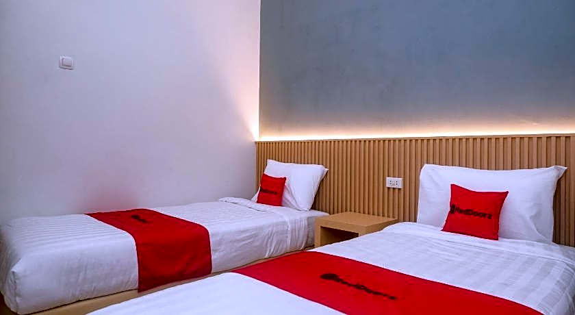 RedDoorz Near Simpang Lima Semarang