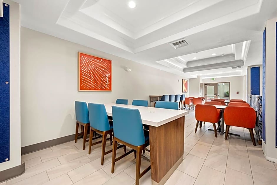 Holiday Inn Express Hotel & Suites Lincoln-Roseville Area By IHG