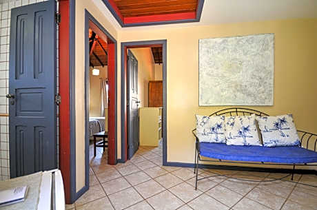 Family Room (1 Double Bed and 3 Twin Beds)