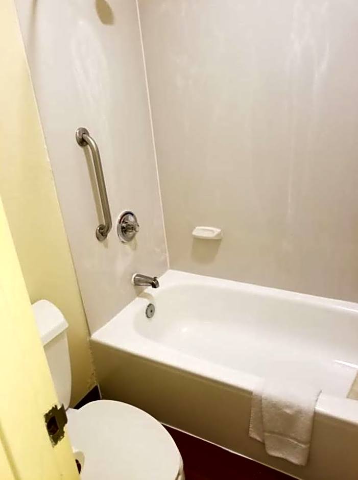 Travelodge by Wyndham Lansing IL