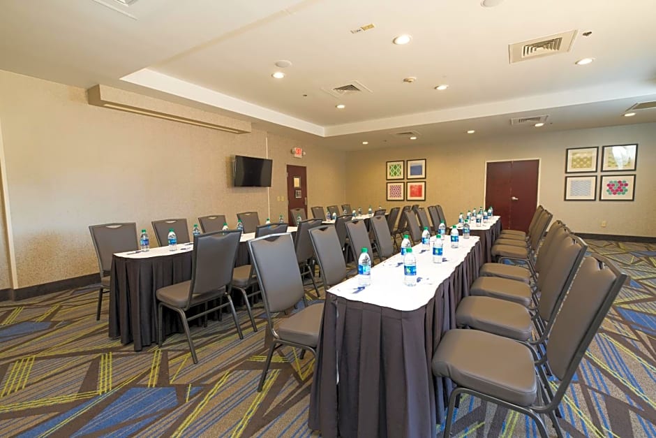 Holiday Inn Express Hotel & Suites Clinton By IHG