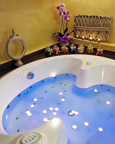 Suite with Hot Tub - Annex