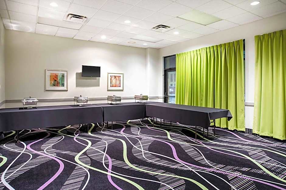 La Quinta Inn & Suites by Wyndham Davenport