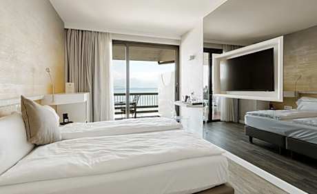 Queen Room with Balcony and Lake View
