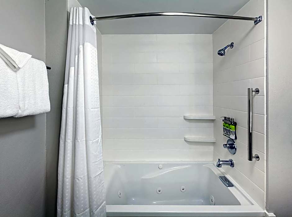 Holiday Inn Express & Suites Tulsa South - Woodland Hills By IHG