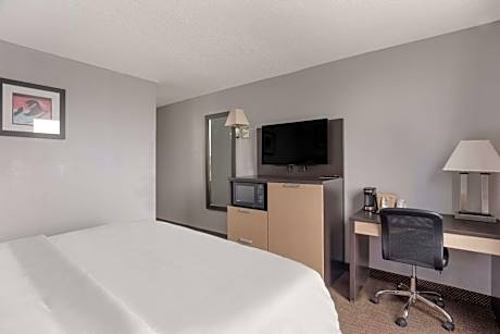 Quadruple Room with King Bed - Non Smoking